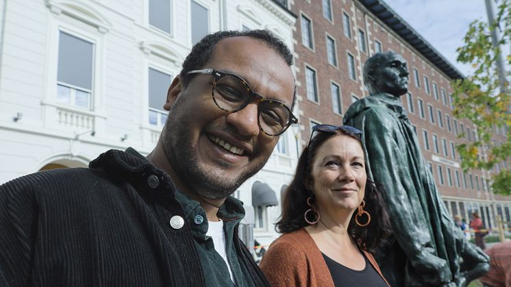 Kulturbyråd Omar Samy Gamal og ny kunstdirektør i Kulturetaten er glade for at Rodin er tilbake på plass. Foto: Jørgen Rist Holmen / Oslo kommune