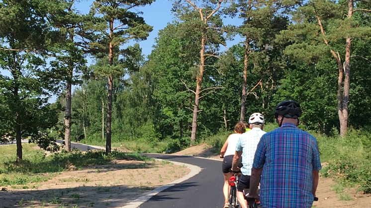 Nybyggd cykelväg juni 2018 genom Steninge, upp till Stensjö. Foto: Jan Törnell