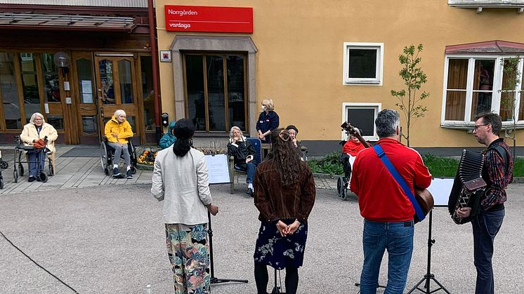 Premiärföreställing på Vardaga Norrgården i Solentuna. Foto Kitty Chan.