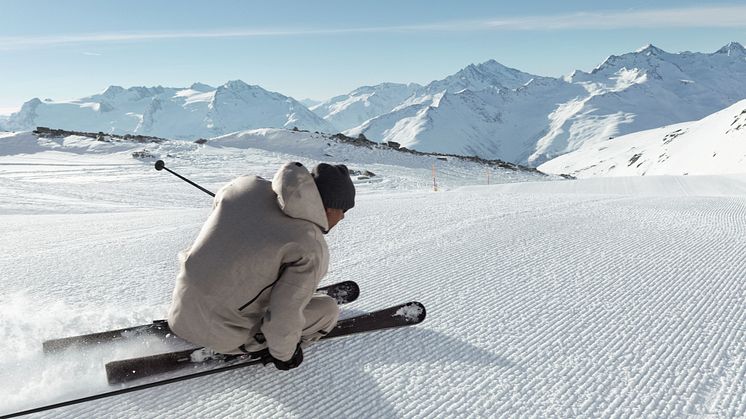 Der Bündner Duri Wieland carvt die Piste auf seinen selbstgebauten Hightech-Ski hinab.