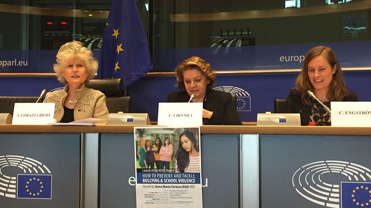 Friends tf generalsekreterare Carolina Engström (till höger) talar i Europaparlamentet.