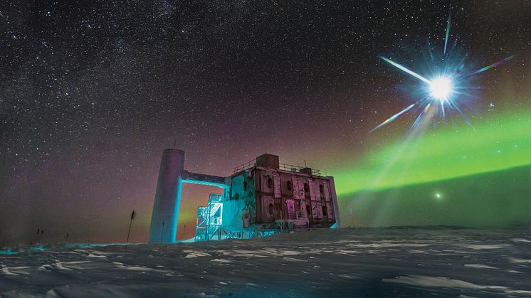 I denna konstnärliga bild, som utgår från ett foto av IceCube Lab vid Sydpolen, avger en avlägsen källa neutriner som detekteras under isen av IceCube-sensorer. Foto: Icecube / NSF