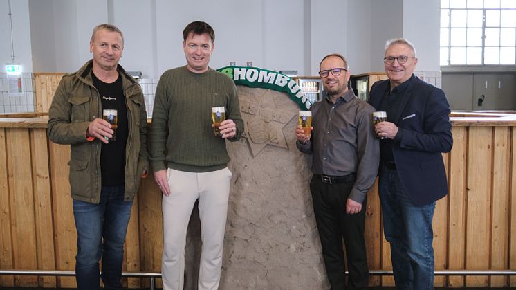 Hans Gassert (links), Rafael Kowollik (2.v. rechts) und Hans-Joachim Burgardt (rechts)  vom FC 08 Homburg stoßen mit Daniel Steis (Karlsberg) auf die Verlängerung der Kooperation an. Foto: Karlsberg.