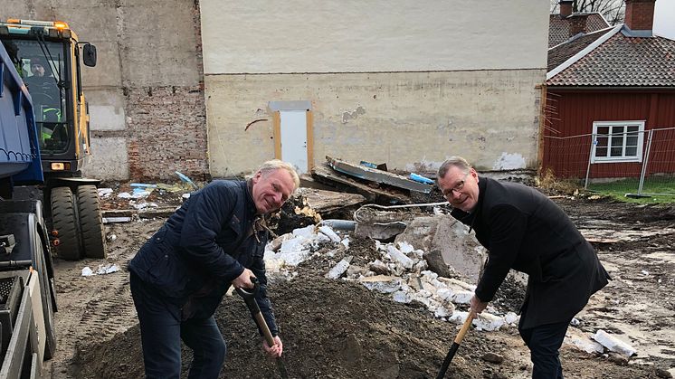 Fastighetsägaren Lennart Karlsson och kontorschefen Berry Andersson tar första spadtaget till Bergslagens Sparbanks nya kontor i Nora.