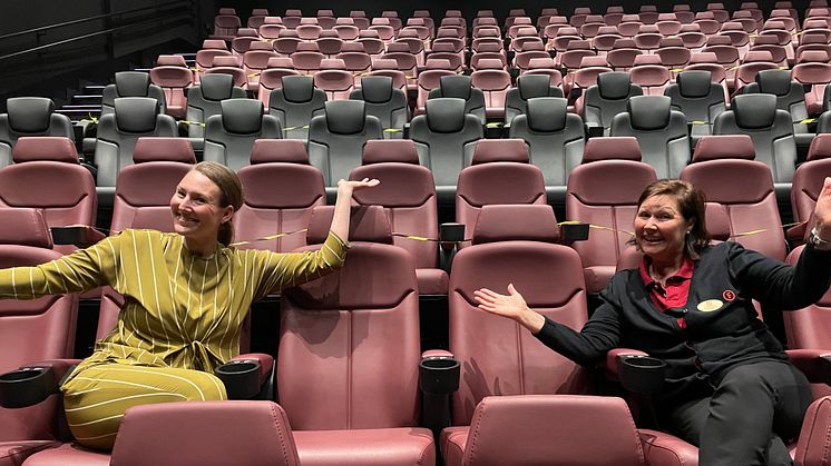 Centrumledare Alexandra Werder Hallonkvist och biografchef Ann Rönnberg Vesterlund är glada att återigen kunna erbjuda besökarna en bioupplevelse.