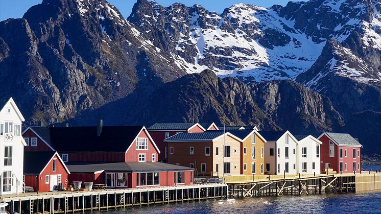 Midt i hjertet av Henningsvær åpner et nytt hotellkompleks inspirert av tradisjonell arkitektur og moderne luksus