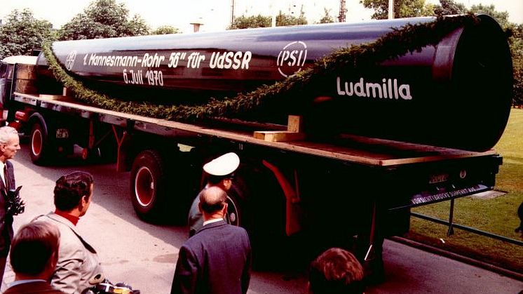 Auslieferung der ersten Röhren für den Pipelinebau im Sommer 1970 (Bild: Ost-Ausschuss, Archiv)