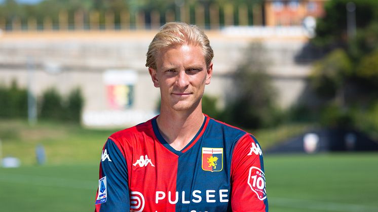 – Jeg spiller med nummer to på drakta for togradersmålet som FN har satt. Vi er nødt til å stanse den globale oppvarmingen, sier Morten Thorsby, grunnlegger av We Play Green og fotballspiller på italienske Genoa CFC. Foto: Telia Norge