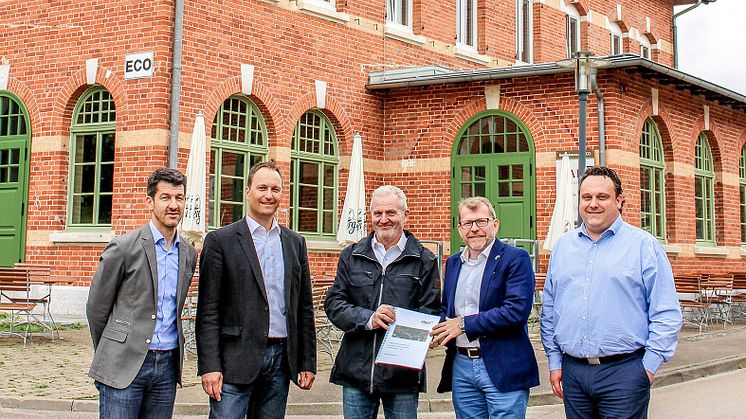 Über das fertige Quartierskonzept für das Albgut freuen sich (von links): Stefan Straub (Erdgas Südwest), Achim Lotter (Erdgas Südwest), Franz Tress (Albgut), Münsingens Bürgermeister Mike Münzing und Tobias Kemmler (KlimaschutzAgentur)