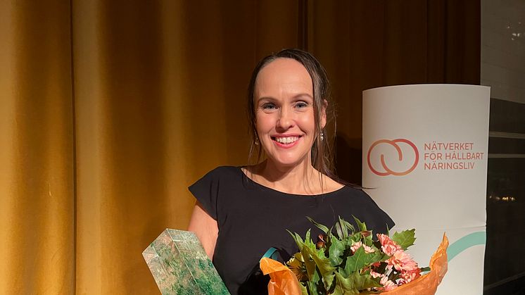 Nätverket för Hållbart Näringsliv ger Liza Jonson, vd Swedbank Robur priset Hållbart Ledarskap 2023. 