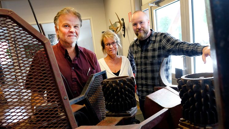 Familjen vid den första processorn av fabrikatet Hypro, från vänster Tommy, Elisabeth och Linus. Idag finns den i 32 länder och den viktigaste kanalen har varit Elmia Wood.