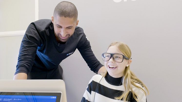 Läraren Osama Abbas assisterar en elev som testar blickspårning på Elinebergsskolan i Helsingborgs stad. Projektet är ett av de som nominerats till Götapriset 2023. Foto: Anna Lindgren