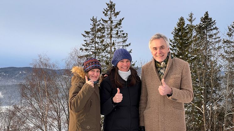 Elisabet Sveingar Amundsen (fra venstre), Ingvild Herberg og Stig Hoseth ved Anno Norsk skogmuseum jubler for autorisasjonen som Besøkssenter skog. (Foto: Ali Suliman/Anno)