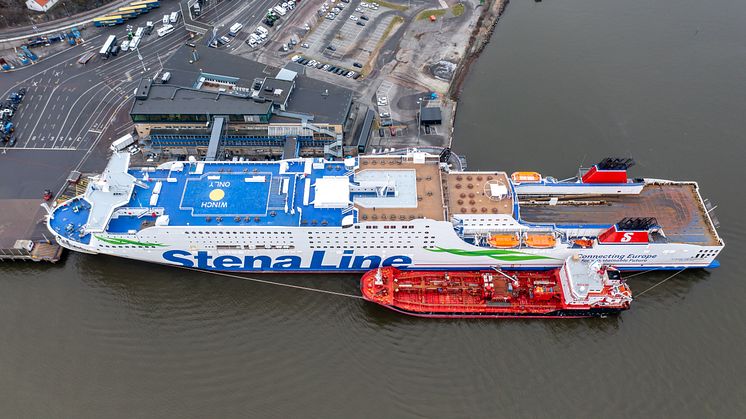 Metanolbunkring pågår. Bunkerfartyget Stolt Sandpiper ligger intill Stena Germanica på Stena Lines Tysklandsterminal i Göteborgs hamn. Bild: Göteborgs Hamn AB.