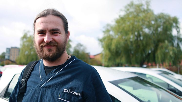 Andrei Rusu ville arbeta med människor och sökte därför jobb som sommarvikarie inom äldreomsorgen. Efter två månader som stöd- och omsorgsbiträde på Nattpatrullen är han säker - han kommer kombinera sitt jobb som bagare med vikariat inom hemtjänsten.