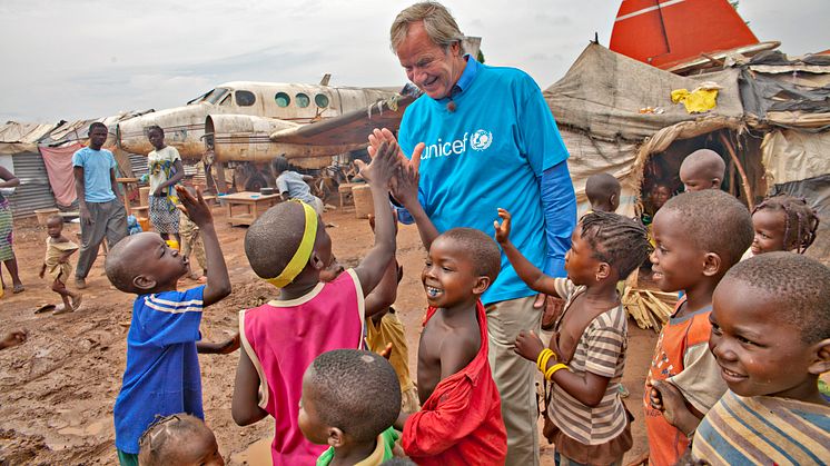 Norwegianin toimitusjohtaja Björn Kjos lasten kanssa Keski-Afrikan tasavallassa