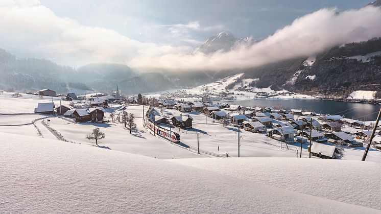 Luzern–Interlaken Express bei Lungern, Zentralschweiz © Zentralbahn AG : Simon + Kim