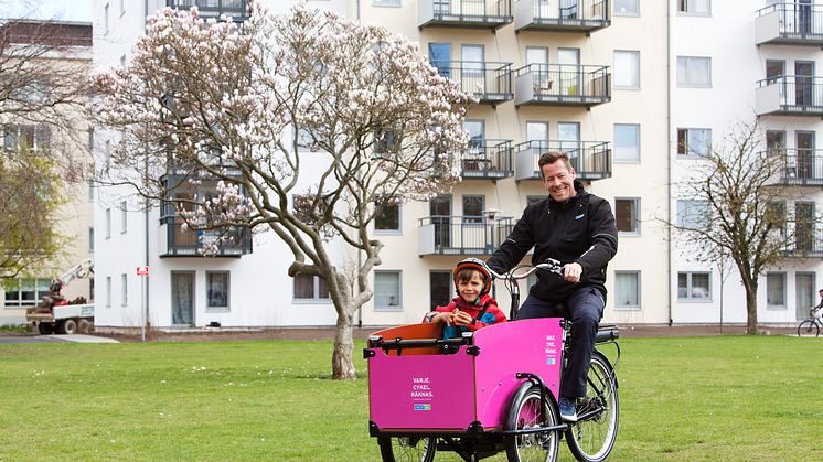 Allmännyttan i Malmö, MKB Fastighets AB, är först ut i Sverige med ett större poolsystem för lådcyklar. Foto: Gugge Zelander.