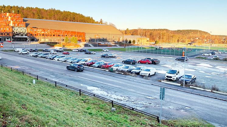 På den grusade parkeringsytan framför multisportarenan i Kvibergs Park ska en is- och sporthall byggas.