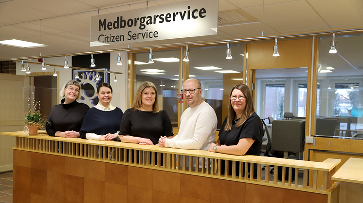 Piteå kommuns nya kommunvägledare; Sussi Nordlund, Ulrica Holmbom, Linda Nyström, Elvir Horic och Annelie Öhlund Saulo, telefoniansvarig. Foto: Piteå kommun