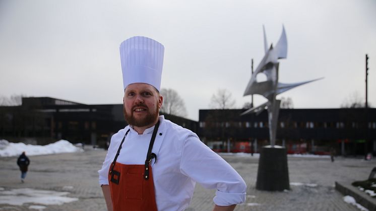 Even Rosted er KUTT-kokk på KUTT Gourmet, Blindern og kommer med tips til studentene for å unngå matkasting. (Foto: Unni Irmelin Kvam / SiO)