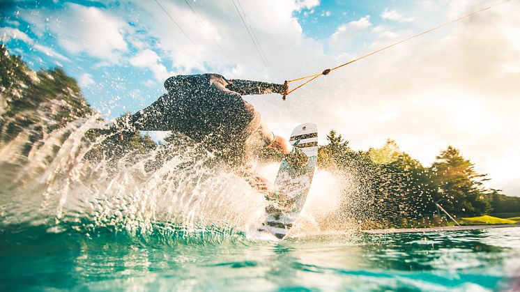 Am Wulfener Hals auf Fehmarn hat eine neue Wakeboard-Anlage eröffnet © Wakepark Fehmarn_Mads Wollesen