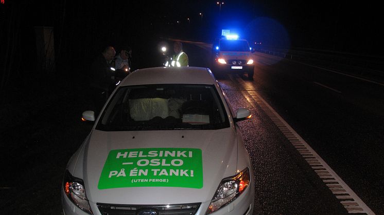 Knut Wilthil og Henrik Borchgrevink etter at bilen stoppet etter 2536,4 km på en dieseltank med en Ford Mondeo ECOnetic