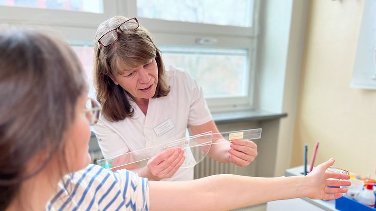 Annika Pettersson, fysioterapeut inom smärtrehabiliteringen, är en av medarbetarna på Skånes universitetssjukhus som möter patienter med olika former av smärtsam ledöverrörlighet.