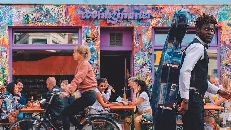 Bremen: Das Viertel, buntes Café mit Personen © KlemmDesign / Jonas Ginter