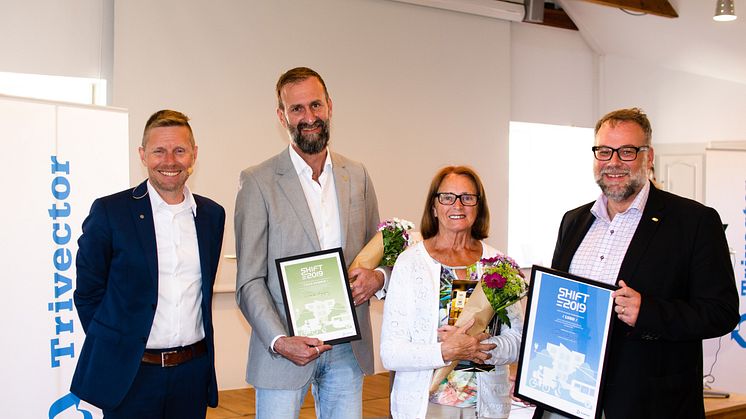 Glada SHIFT-vinnare i Almedalen. Lennart Persson, kontorschef Trivector Göteborg ,  Mikael Lekfalk, kommundirektör Luleå kommun,  Inga-Kerstin Eriksson, kommunalråd Lunds kommun, Christoffer Nilsson, kommundirektör, Lunds kommun.