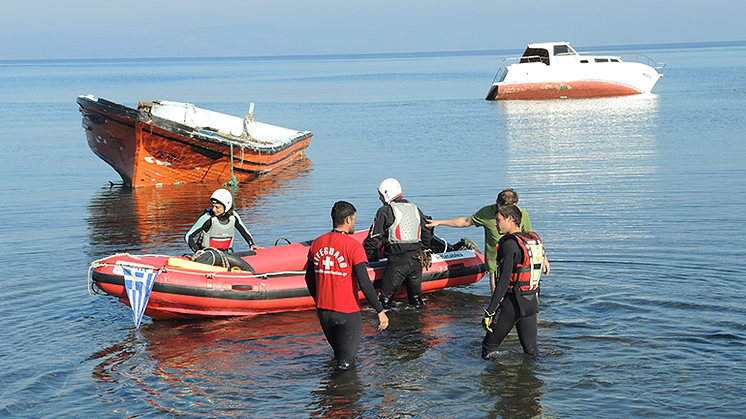 Ioanna Wagner Tsoni jobbade som frivillig livräddare i Grekland. På bilden är det Ioanna som håller i båten.