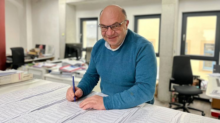 Entwurfsverfasser Ronny Erfurt von phase 10 bei der Unterzeichnung des Bauantrages für die Modernisierung und Erweiterung des Parkstadions in Wilsdruff