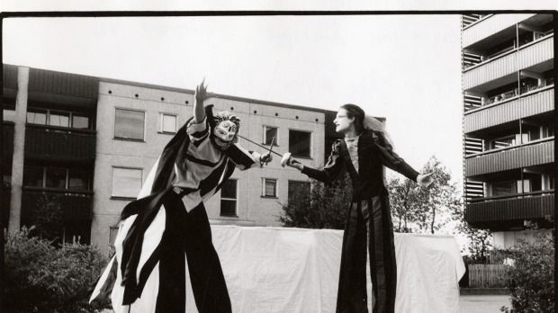 Föreställningsbild ur Gycklarnas återkomst av Bizarr-teatret. Foto: Kari Jantzén, 1982