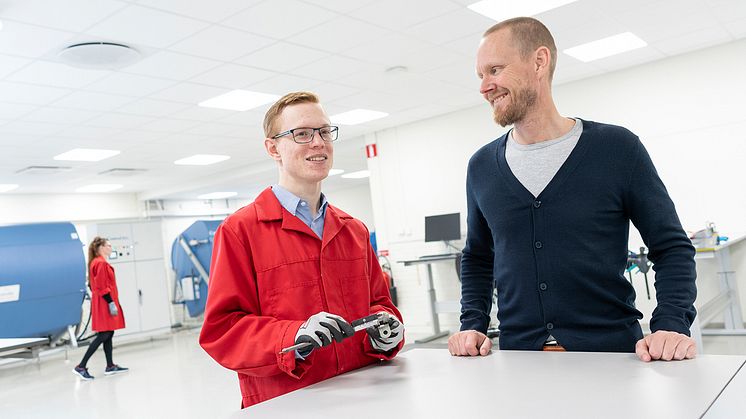 Kollegor på jobbet - Andreas Farbotko och Johan Wristel arbetar tillsammans på Proton Technologys labb i Bankeryd.