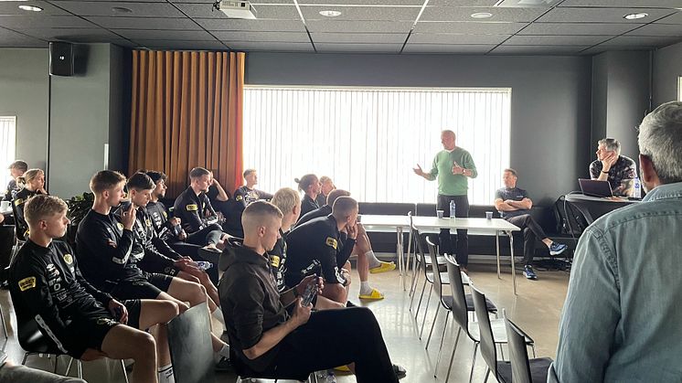 Hälften av Sveriges elitklubbar inom herrfotbollen har genomfört utbildning om spelberoende