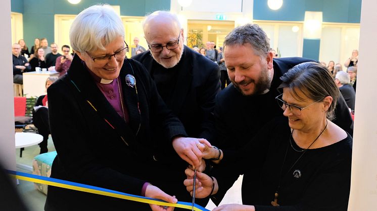 SKR:s presidium klipper det blå-gula bandet som markerar den förändrade organisationen och ett nytt formspråk, bland annat med en ny webbsida. Foto: Mikael Stjernberg.