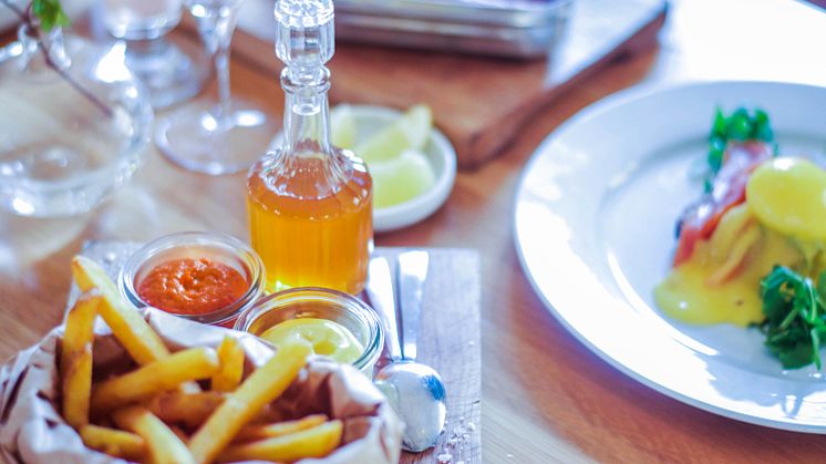 Pommes frites med skånsk äppelcidervinäger, kallrökt lax på surdegsbröd och Skeppsholmens egna Pilsnerkorv!