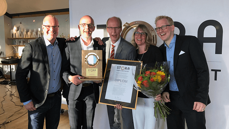 Glada miner hos Lindab efter prisutdelningen. Från vänster: Mats Ryd, Bengt Andersson, Ola Berg, Malin Jönsson, Magnus Jacobsson