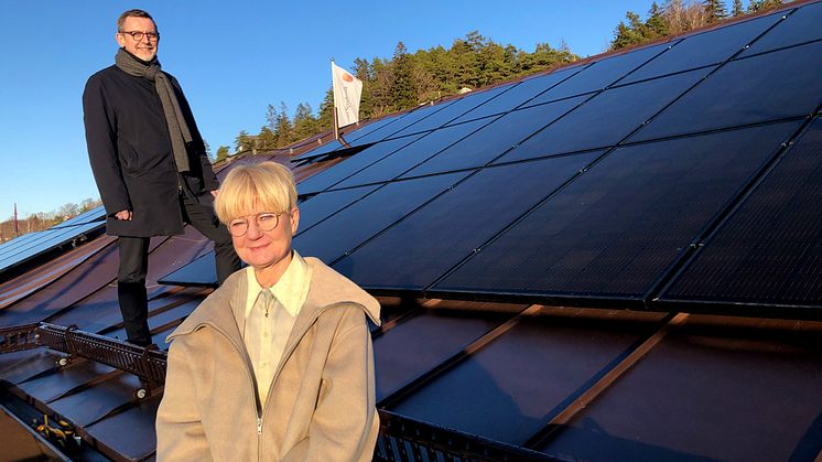 138 solpaneler har installerats på Orusts Sparbanks tak i Henån. Bankens vd Mikael Gustafsson och vice vd Ann-Louise Olsén är nöjda med satsningen.