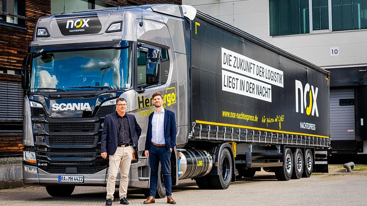 (v. li.) Marco Herr, geschäftsführender Gesellschafter der HerrCargo GmbH und Alexander Kluxen, Director Operations Germany, NOX NachtExpress, können den Neuzugang im Fuhrpark in Empfang nehmen.