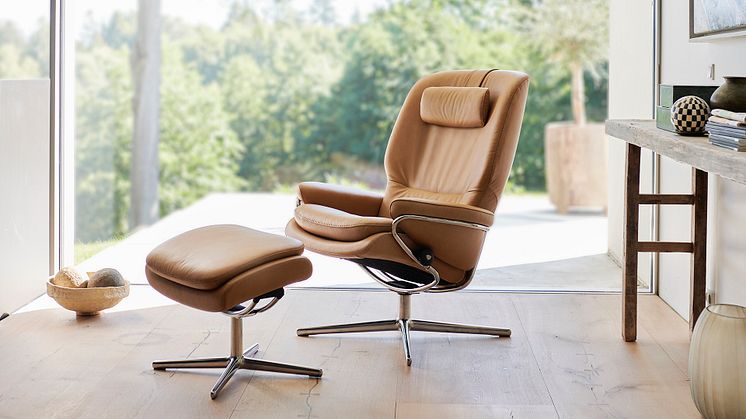 Stressless® Rome med høy rygg. Vist i lær Paloma Almond og med understell Cross i polert metall.