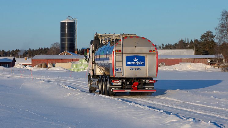 Mjölkbil på väg till gård