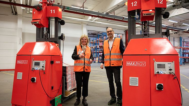 Utrikesminister Anna Hallberg inviger Nexans nya självkörande truckar. VD Lars Josefsson assisterar.