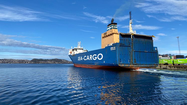 Sea Cargos fartyg Bore Bay i Bergens hamn som är en av flera hamnar som nu får direktkoppling till Göteborgs hamn. Bild; Sea Cargo AS.