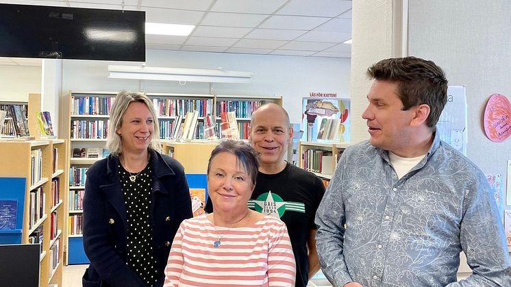 Cecilia Johansson, enhetschef för närbiblioteken tillsammans med bibliotekspersonal Michael Fens och Maria Fens samt Robert Halvarsson, ordförande kultur- och fritidsnämnden vid invigningen av fem meröppna bibliotek, varav det i Vålberg var ett.