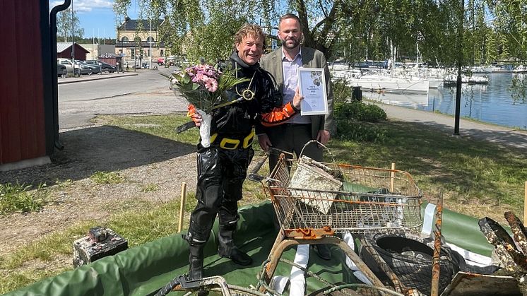 Fredrik Johansson, ordförande för Rena Mälaren, tar emot Stockholmscenterns miljöpris av distriktsordförande Jonas Naddebo på världsmiljödagen.