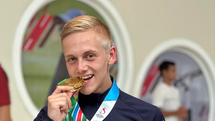 Victor Lindgren smakar på VM-guldet.
