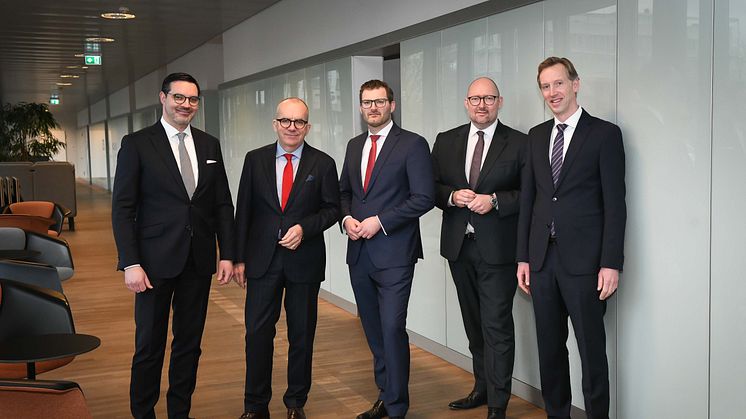 v.l.n.r. Alexander Müller, Dr. Hanno Kühn, Felix Cloos, Mirko Engels (alle apoBank), Alexander Chamier, apoAsset