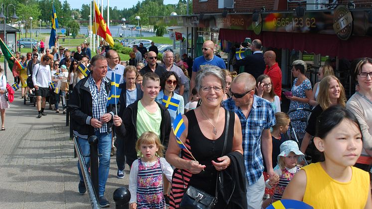 Sunnes kommunchef Berit Westergren i förra årets nationaldagsparad i Sunne. I år spelar hon också fiol tillsammans med eleverna på Kulturskolan