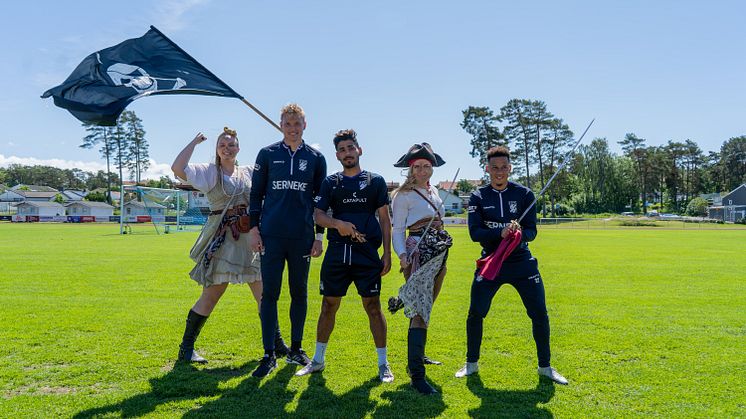 IFK Göteborg spelare tillsammans med Daftös pirater på Strömsvallen efter att de skrivit autografer till ett 100-tal barn under deras fotbollsskola.